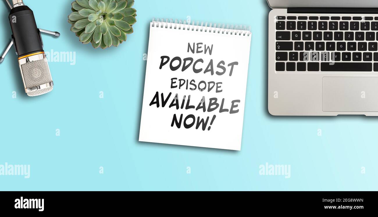Draufsicht des Textes NEUE PODCAST-EPISODE JETZT auf Notizblock auf Schreibtisch mit Mikrofon und Laptop-Computer, Podcasting-Konzept Stockfoto