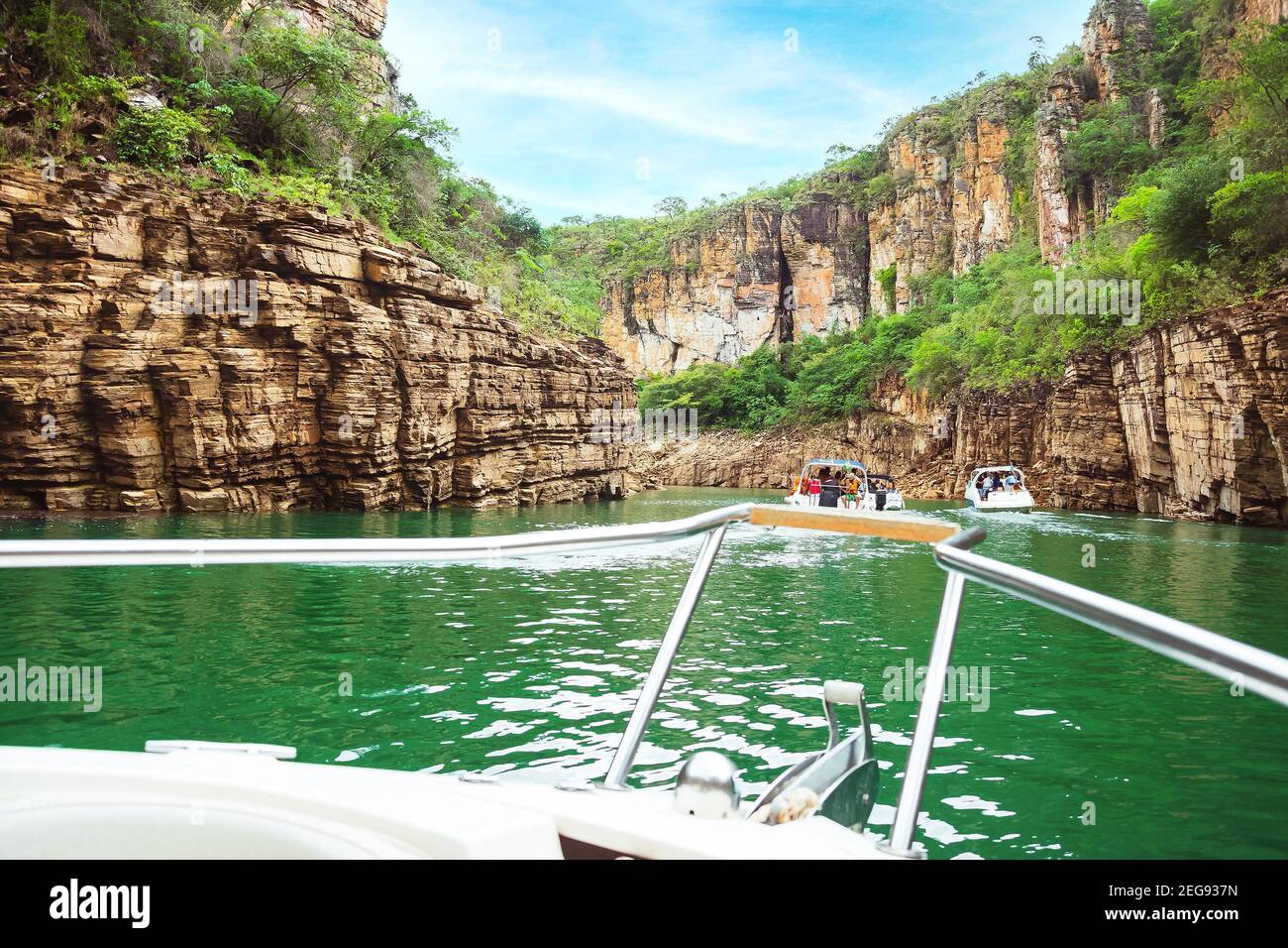 POV der touristischen Boote, die zwischen Schluchten der Sedimentgesteine und dem grünen Wasser des Sees navigieren. Schluchten von Furnas bei Capitólio, MG, Brasilien. Stockfoto