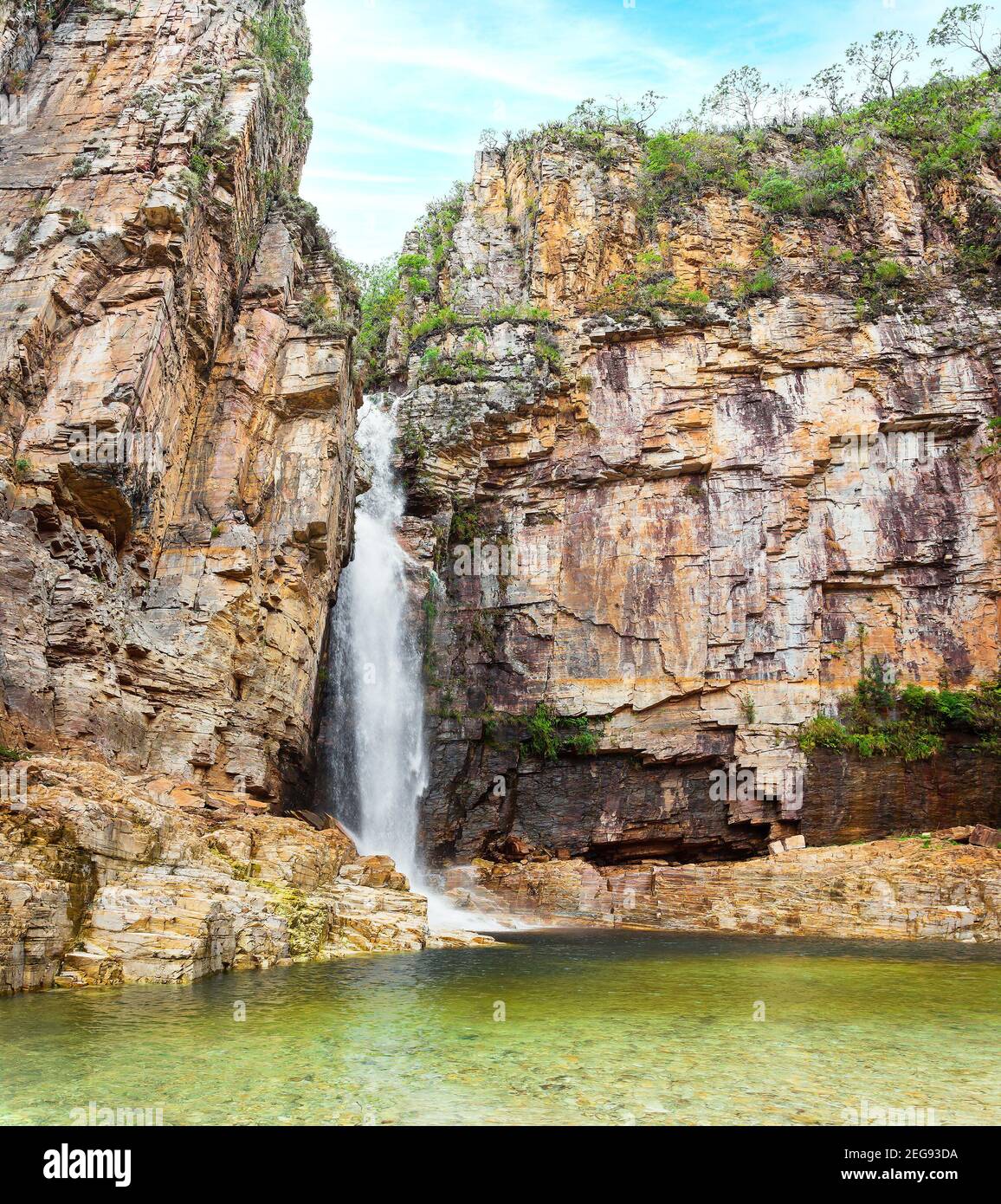 Wasserfall der Canyons of Furnas bei Capitólio MG, Brasilien. Paradiesische Landschaft eines Wasserfalls zwischen Felswänden. Öko-Tourismus Ziel von Minas Stockfoto