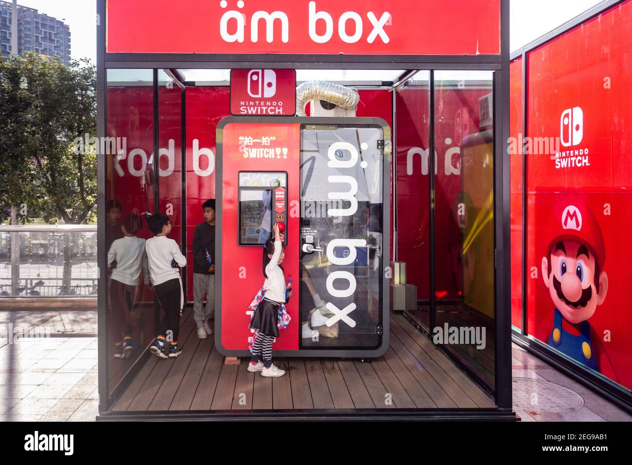 Nintendo Spielstände mit Menschen in Shenzhen China Stockfoto