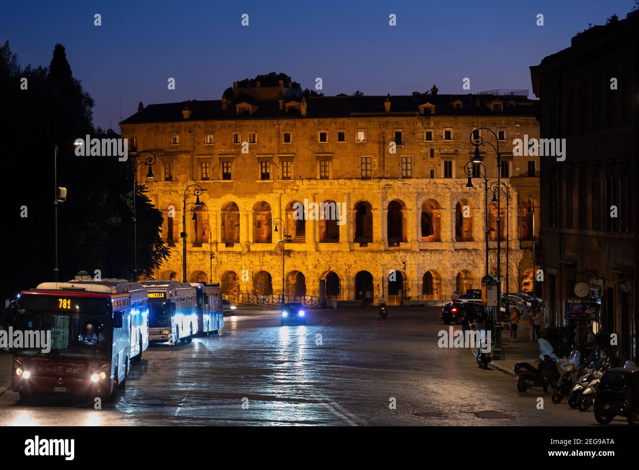 Italien, Rom, Theater von Marcellus (Latein: Theatrum Marcelli, Italienisch: Teatro di Marcello) bei Nacht, altes römisches Freilichttheater von 13 v. Chr. Stockfoto