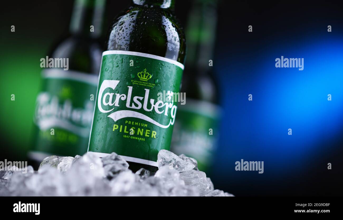 POZNAN, POL - Okt 2, 2020: Flaschen Carlsberg Pale Lagerbier, hergestellt von der Carlsberg Group, einem 1847 gegründeten dänischen Brauunternehmen mit Hauptsitz Stockfoto