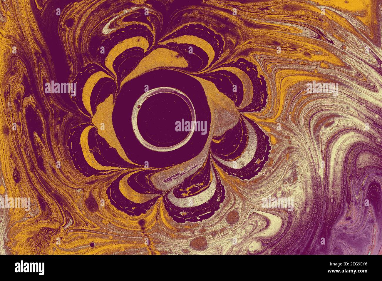 Gelbes und violettes Acrylgemälde einer Blume auf Leinwand Stockfoto