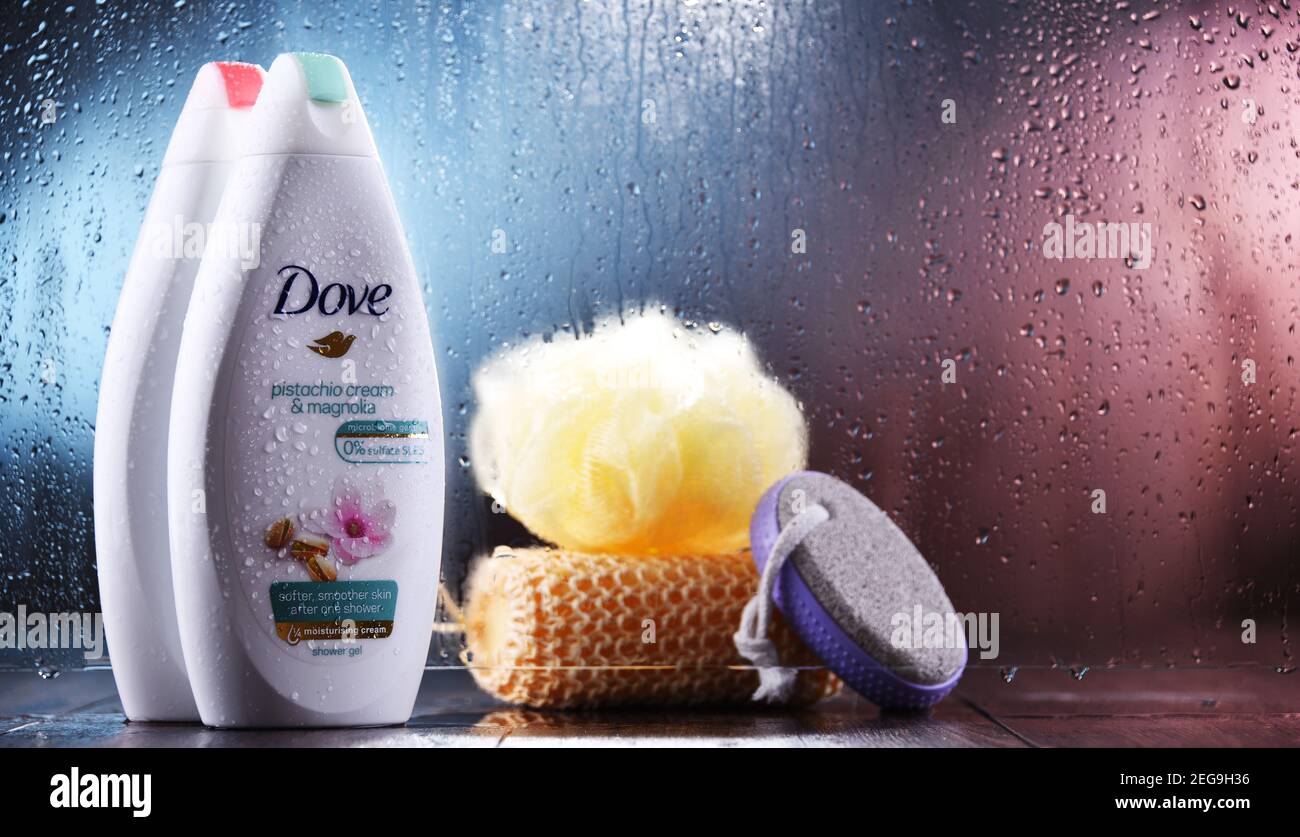 POZNAN, POL - OCT 23, 2020: Container von Dove Produkt, eine Körperpflege-Marke, im Besitz von Unilever und verkauft in mehr als 80 Ländern Stockfoto