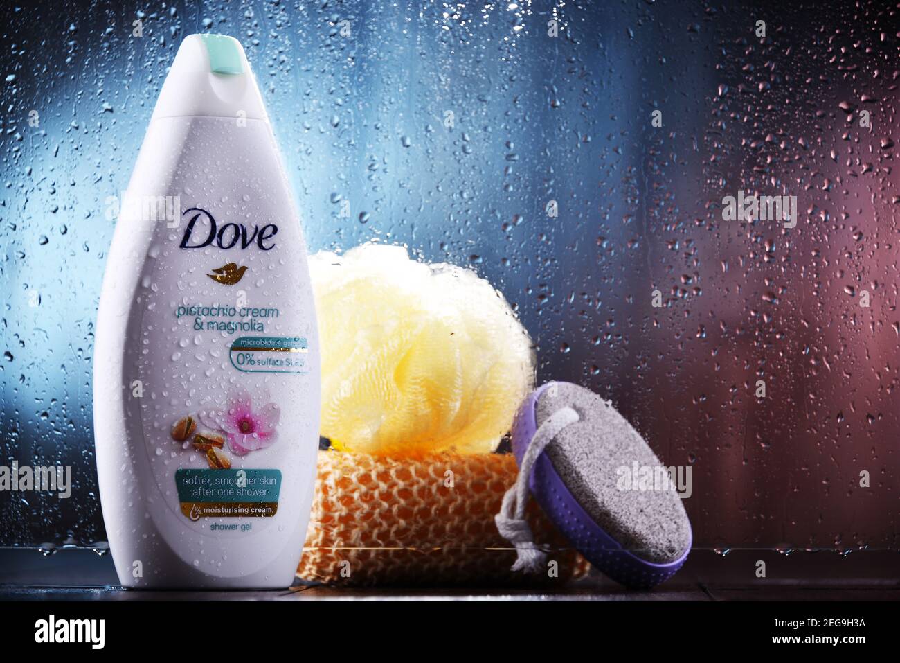 POZNAN, POL - OCT 23, 2020: Container von Dove Produkt, eine Körperpflege-Marke, im Besitz von Unilever und verkauft in mehr als 80 Ländern Stockfoto