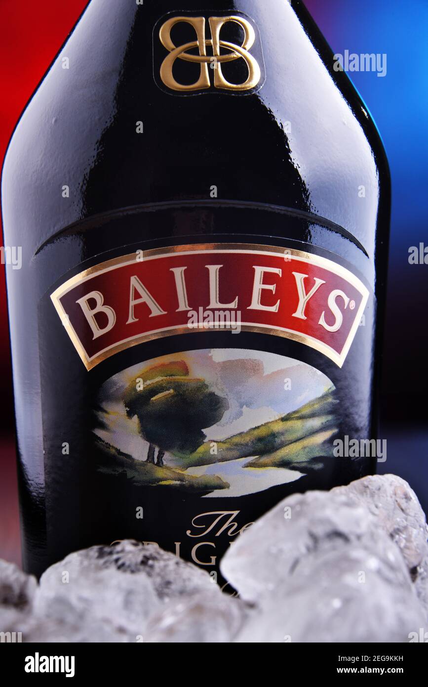 POZNAN, POL - 27. JAN 2021: Flasche Baileys Irish Cream, ein irischer Likör auf Whiskey- und Cremebasis, hergestellt von Gilbeys aus Irland. Marke ist derzeit Eigentümer Stockfoto