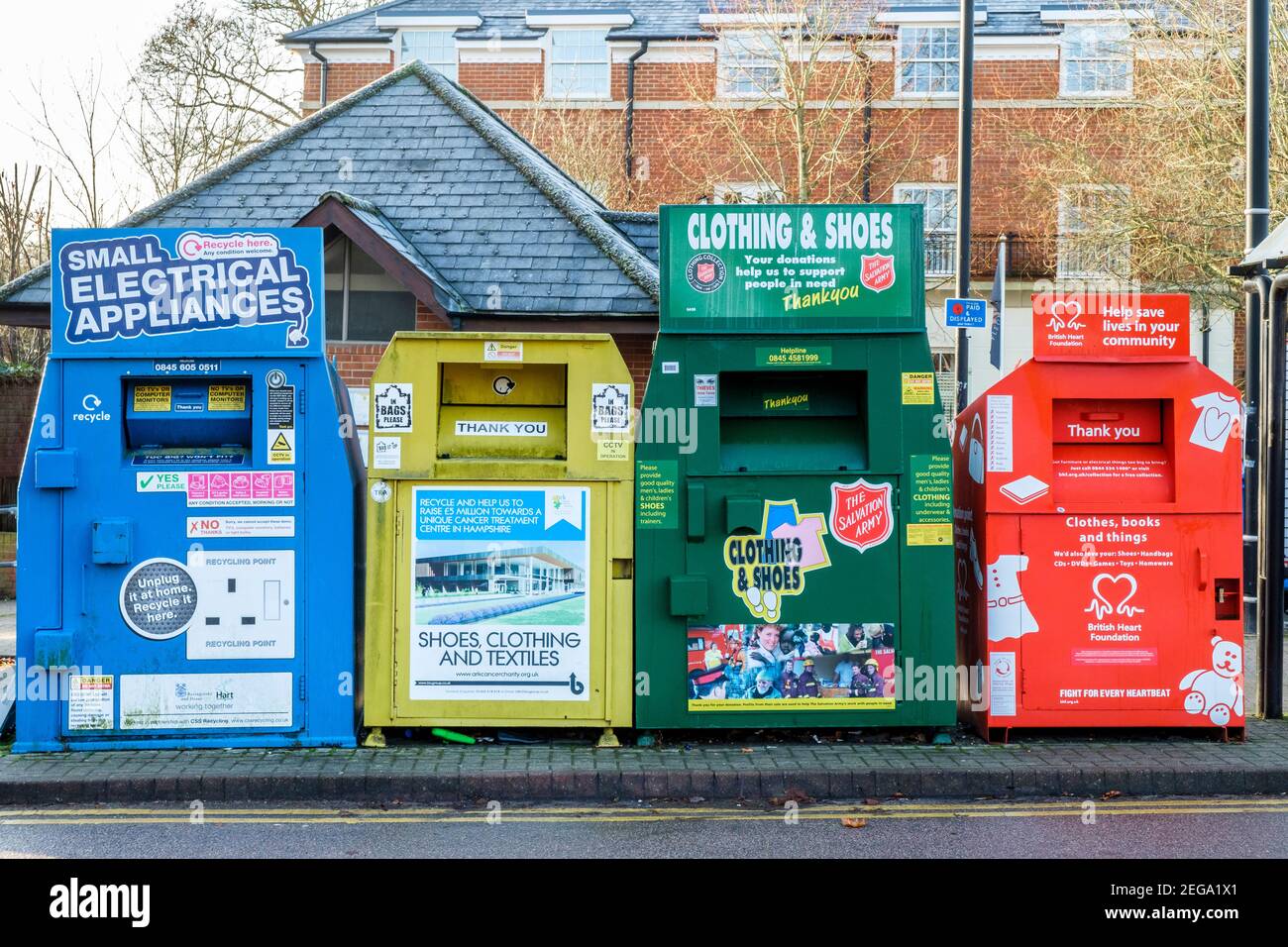 Recycling-Behälter für Kleidung, Bücher, kleine elektrische Geräte Stockfoto