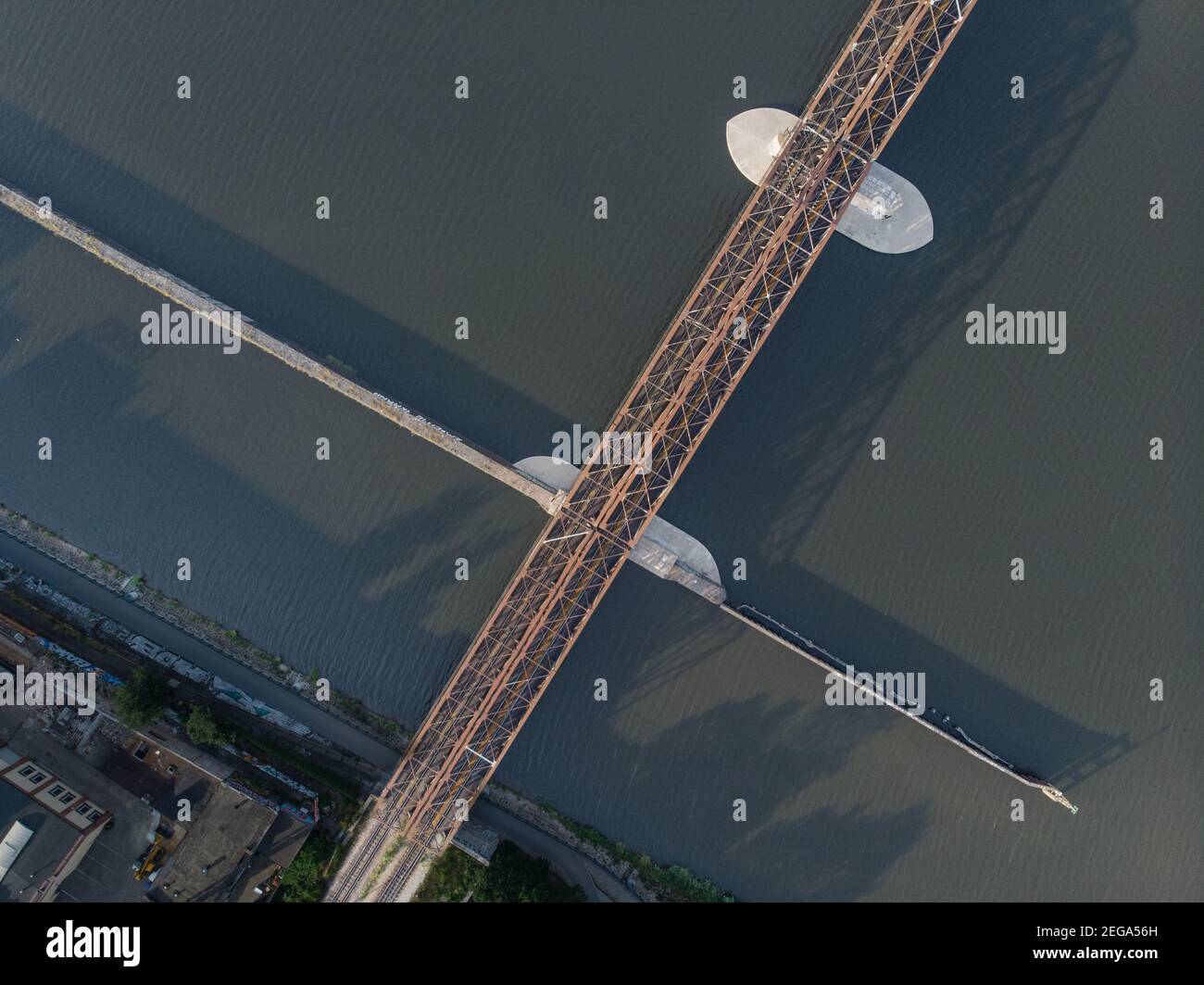 Breslau Juni 21 2019 von oben nach unten Blick auf die Eisenbahnbrücke Über die Odra-Brücke in Breslau Stockfoto