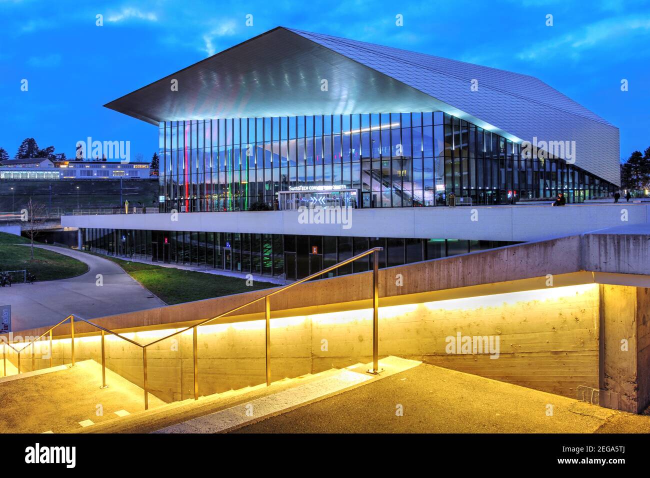 Lausanne, Schweiz - 7. Januar 2021 - 2014 wurde das SwissTech Convention Center der Eidgenössischen Technischen Hochschule Lausanne gegründet Stockfoto