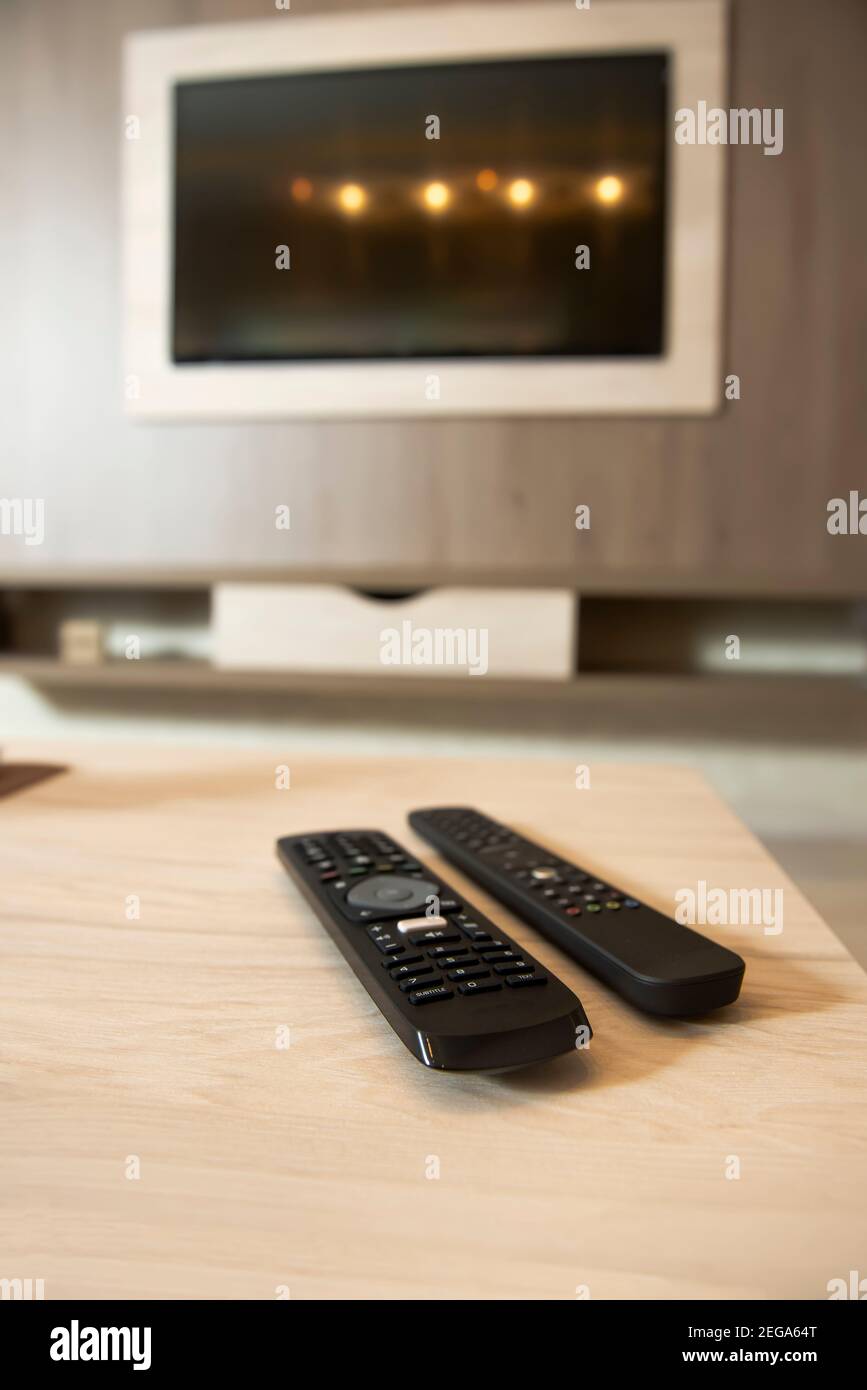 Smart TV in einer Holzwand in einer gemütlichen Wohnung Stockfoto