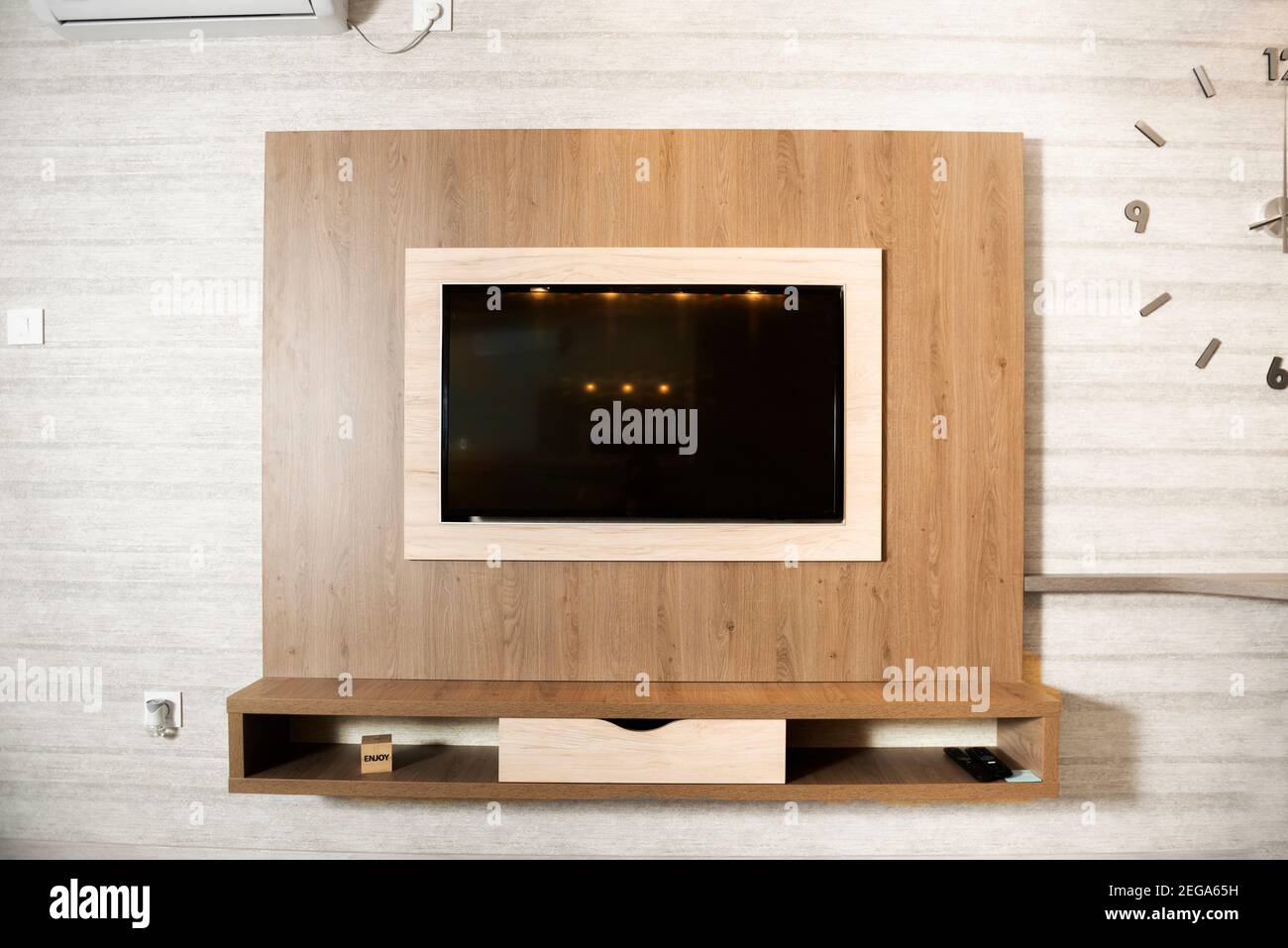 Smart TV in einer Holzwand in einer gemütlichen Wohnung Stockfoto