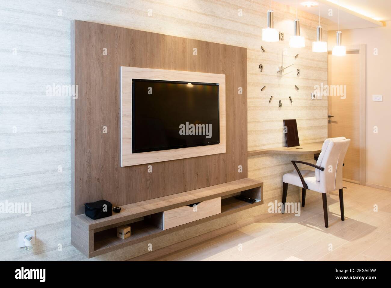 Gemütliches, modernes Wohnzimmer mit eleganten Geräten Stockfoto
