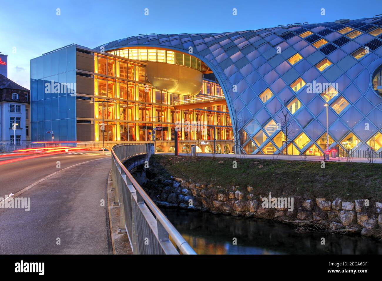 Biel, Schweiz - 9. Januar 2021 - 2019 eröffnet, folgt die neue Swatch-Zentrale und Cité du Temps in Biel / Bienne, Schweiz, der de Stockfoto