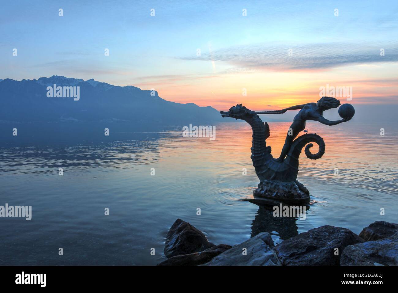 Ein wunderschöner Sonnenuntergang am Genfersee (Lac Leman) in Vevey mit einer der Statuen der Hippocampes (Seepferdchen-Nymphen). Sie wurden von modelliert Stockfoto