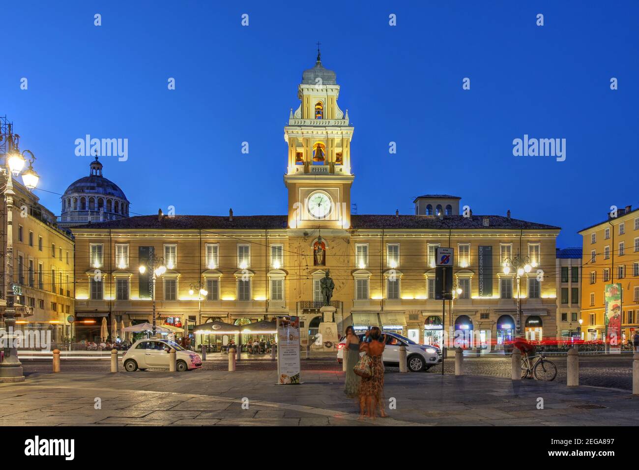 Straßenszene in Parma, Italien, mit dem Palazzo del Guvernatore (Palast von Guvernor) auf der Piazza Garibaldi, dem Zentrum der Stadt seit der römerzeit. Stockfoto