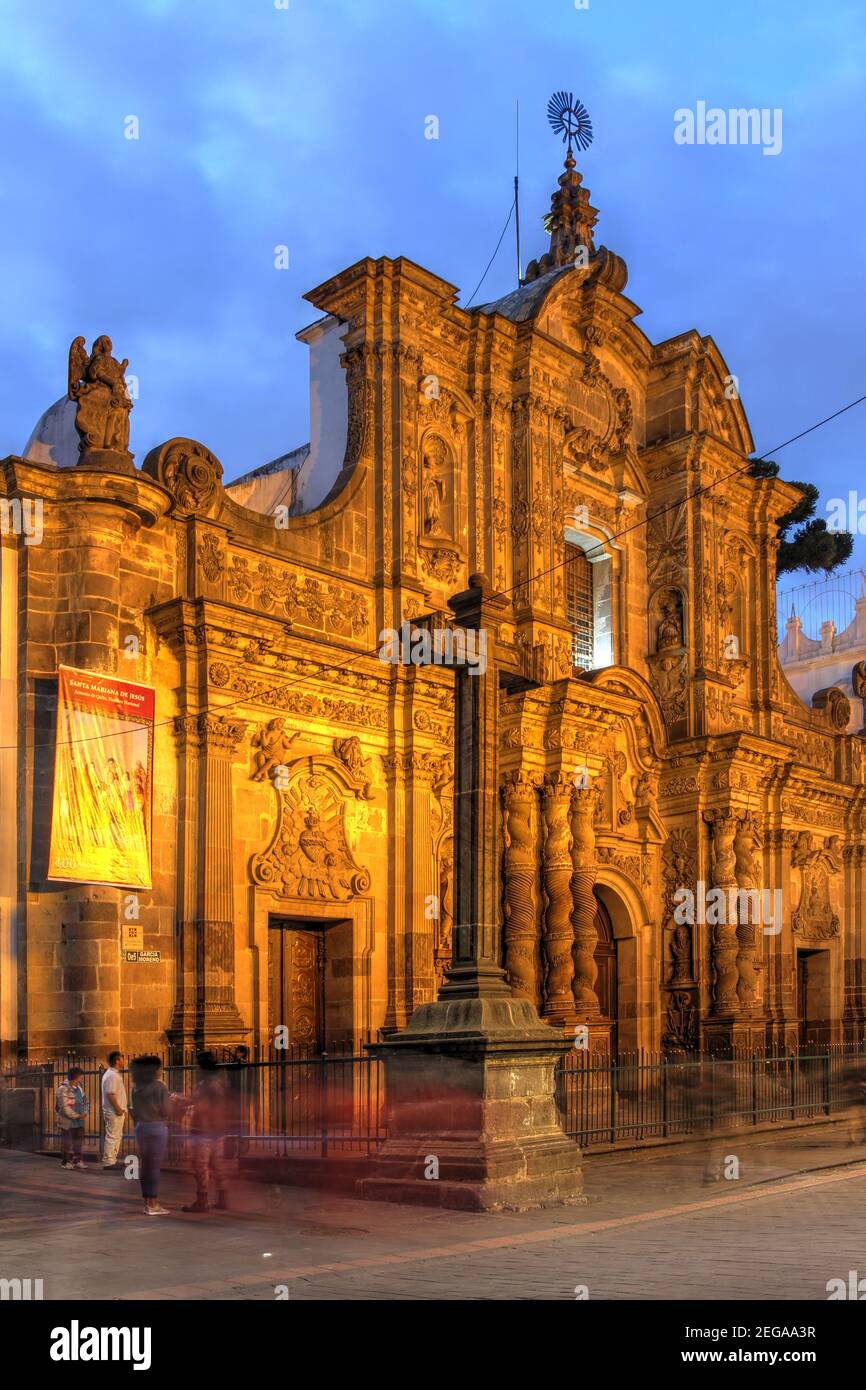 Die Südfassade der Kirche der Gesellschaft Jesu (La Iglesia de la Compañía de Jesús) in Quito, Ecuador bei Nacht, wurde 1765 fertiggestellt. Stockfoto