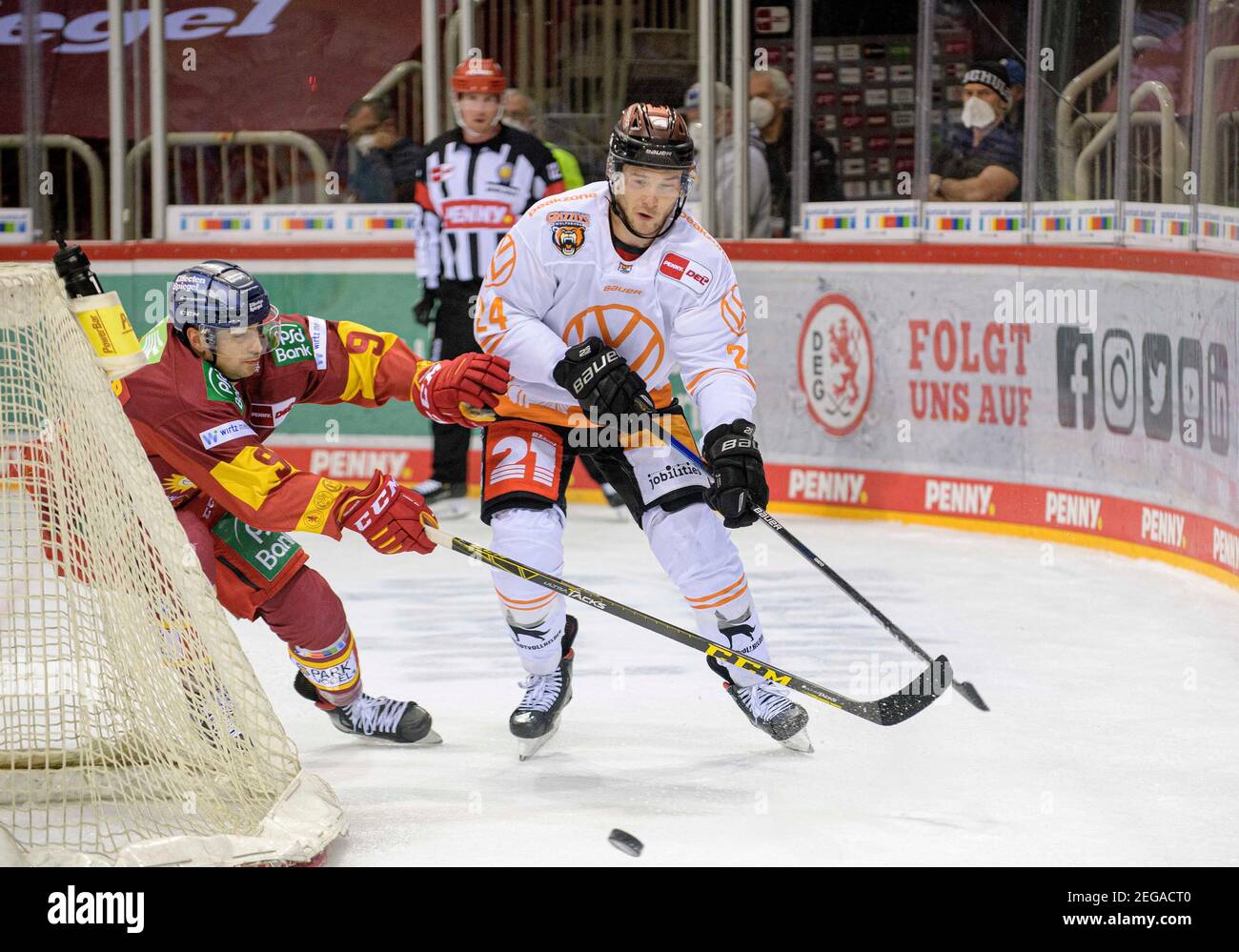 Düsseldorf, Deutschland. 16th Feb, 2021. Links nach rechts Maximilian KAMMERER (DEG), Janik MOESER (MÃ¶ser) (WOB) Action, Duelle, Eishockey 1st Bundesliga, DEL Group North Spieltag 18, Düsseldorfer EG (DEG) - Grizzlys Wolfsburg (WOB) 1: 2 OT, am 16. Februar 2021 in Düsseldorf Â Nutzung weltweit Credit: dpa/Alamy Live News Stockfoto