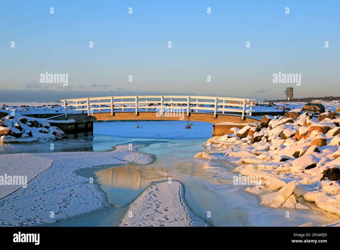Holzbrücke, ein Teil der Wellenbrecher auf der Insel Särkkä, Helsinki, Finnland, an einem kalten und sonnigen Februarmorgen. Stockfoto
