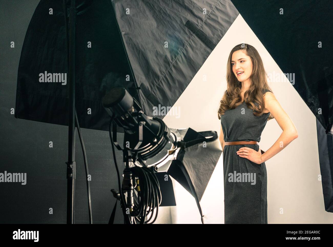 Junge weibliche Modell bei Fotoshooting Stockfoto
