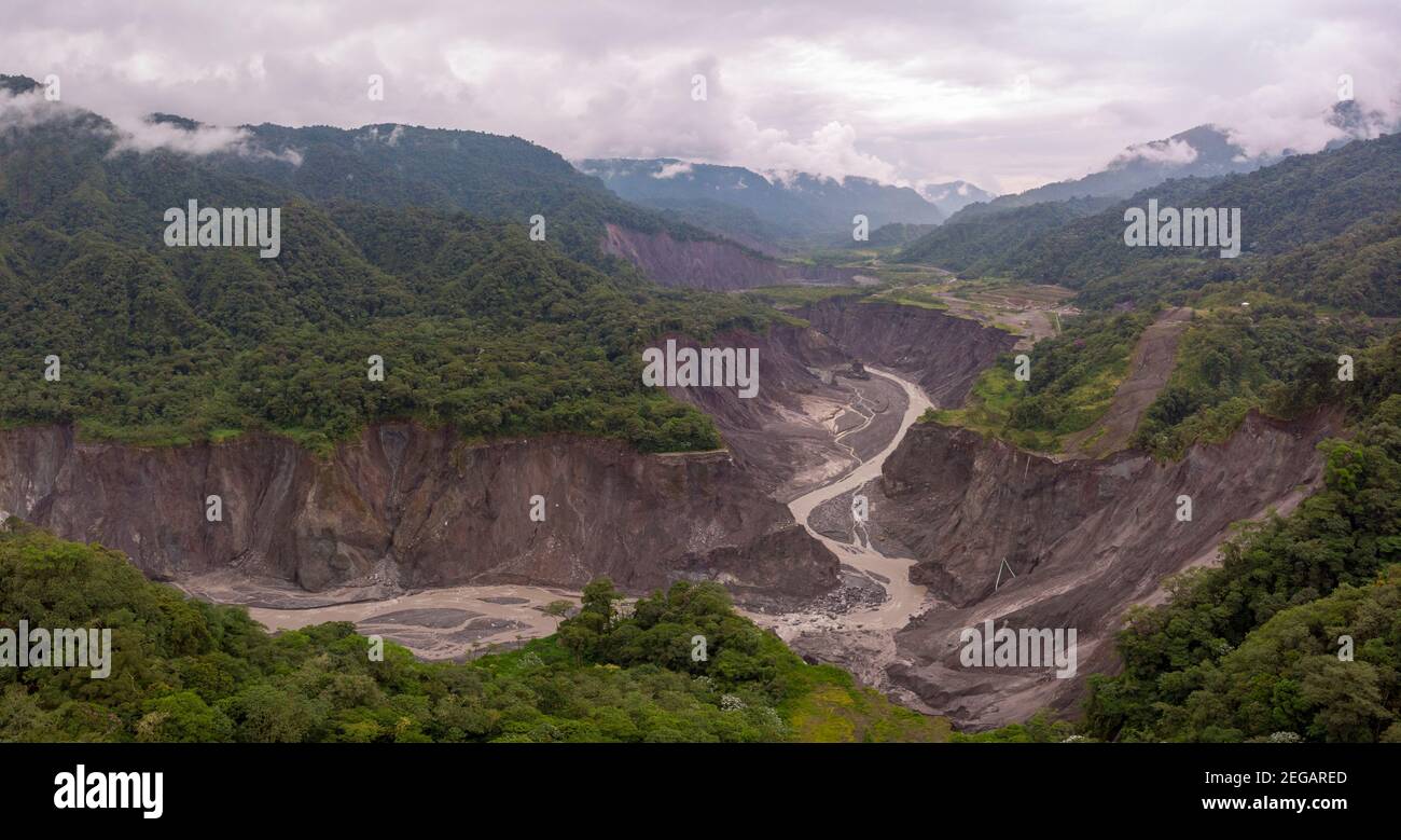 Katastrophale Erosion im Rio Coca Valley, Ecuador, Januar 2021 ein Jahr nach dem Einsturz des San Rafael Wasserfalls. Stockfoto