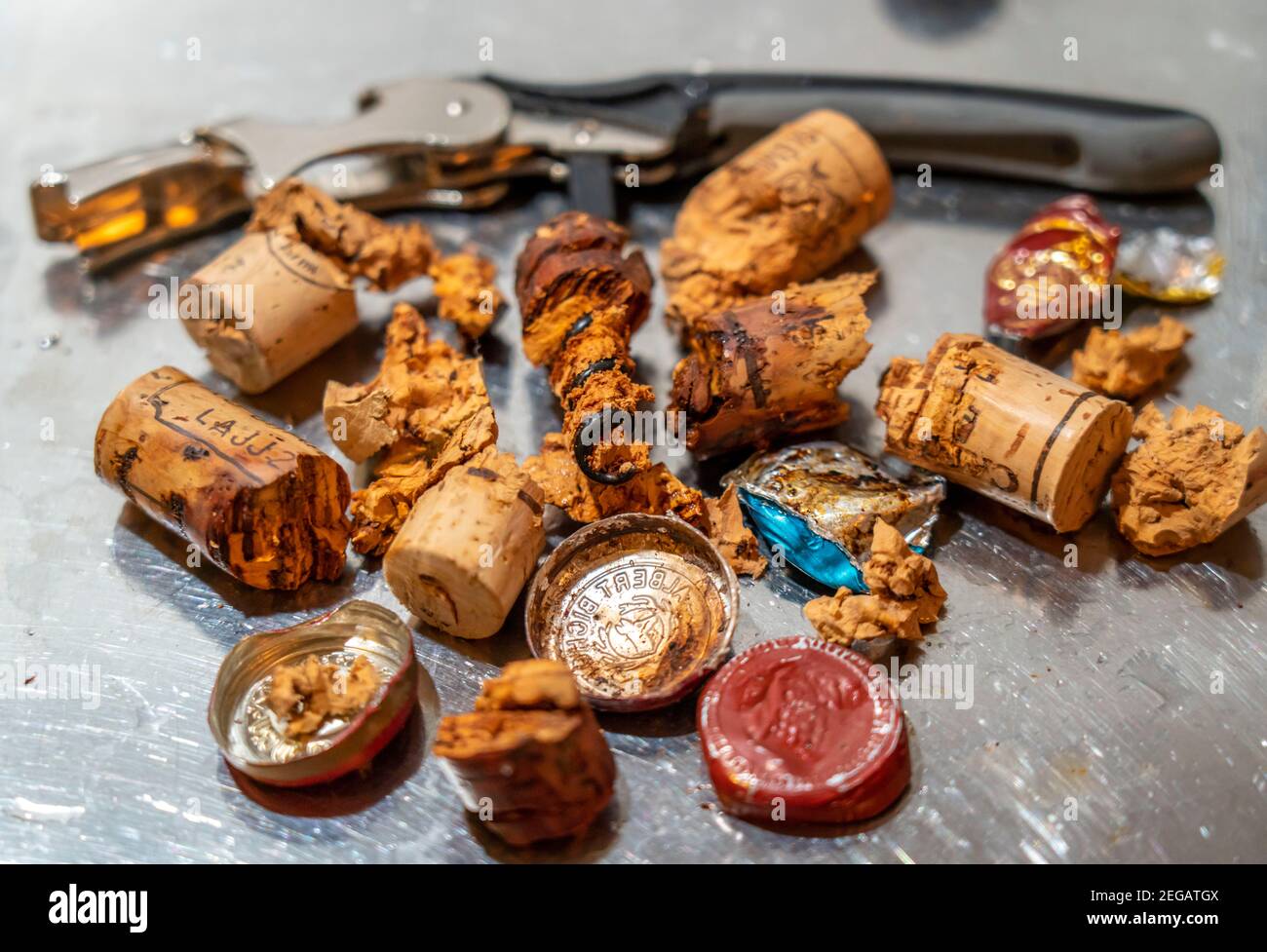 Weinkorkkern, aus alten, überalterten Weinflaschen gezogen, teilweise krümelig, weich, Faul, Stockfoto