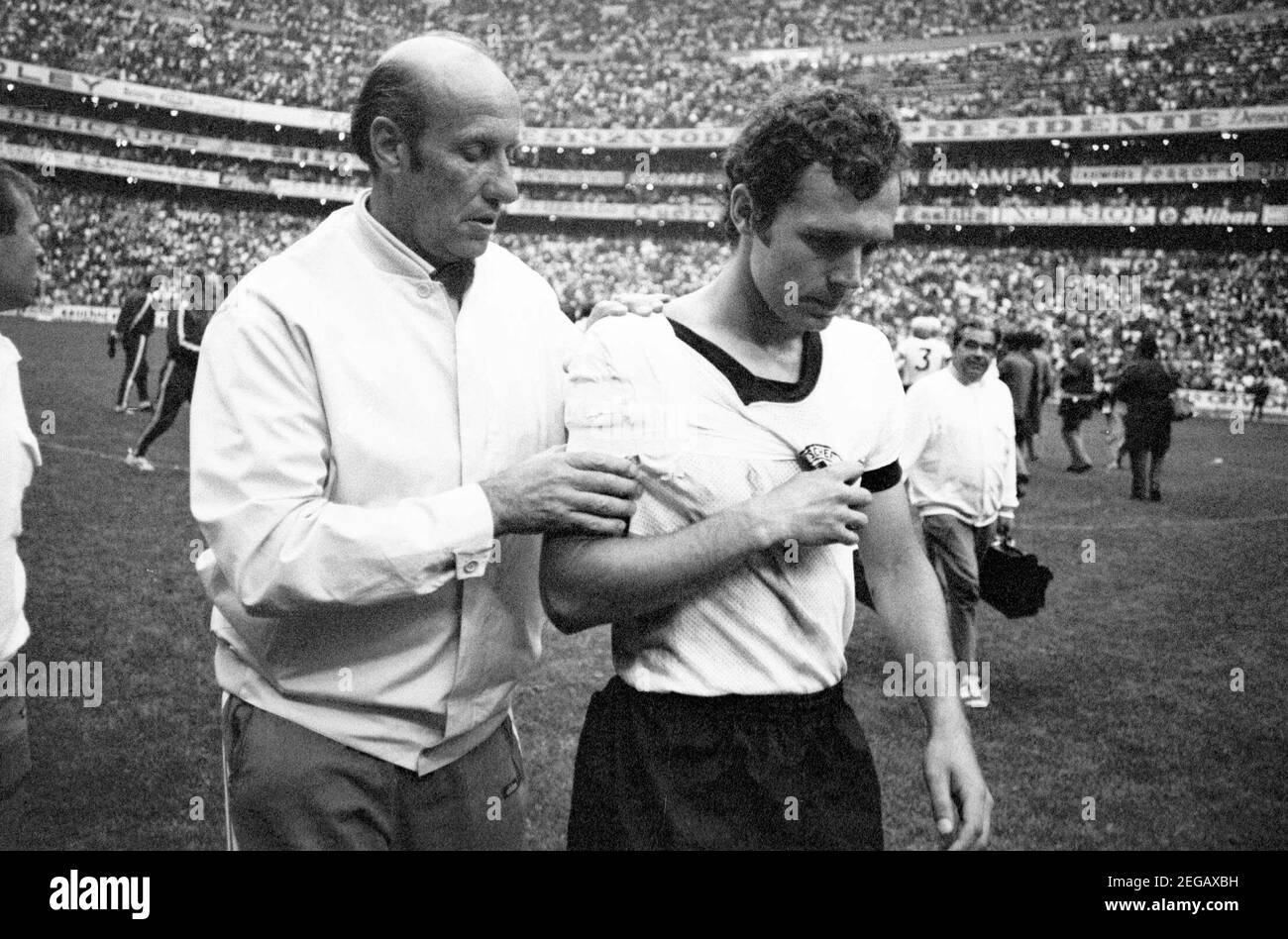 Vor 25 Jahren, am 23. Februar 1996, starb Helmut SCHOEN, Fußball-WM 1970 in Mexiko (BRD - Italien): Helmut SCHOEN führt Franz BECKENBAUER (mit Armband) nach dem Spiel vom Platz Â¬Â Einsatz weltweit Stockfoto