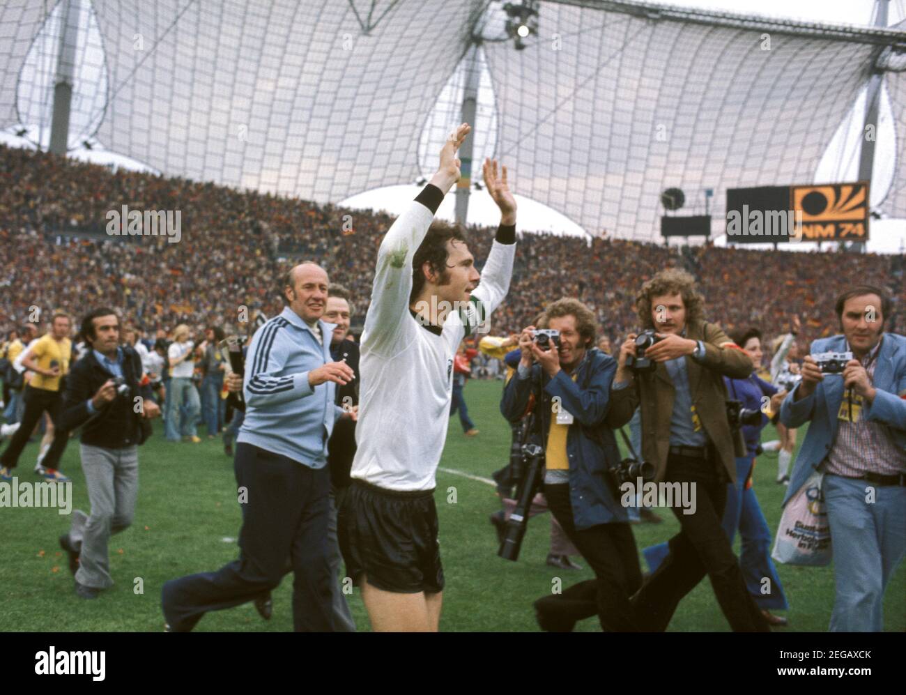 Vor 25 Jahren, am 23. Februar 1996, Helmut SCHOEN, Franz Beckenbauer, GER und Nationaltrainer Helmut SCHOEN liefen nach dem Schlusspfiff fröhlich über das Feld. Fußball, Wm 1974, Wm, Finale Deutschland-Holland 2-1,07.07,1974. KEINE VERKÄUFE IN JAPAN !! â Verwendung weltweit Stockfoto