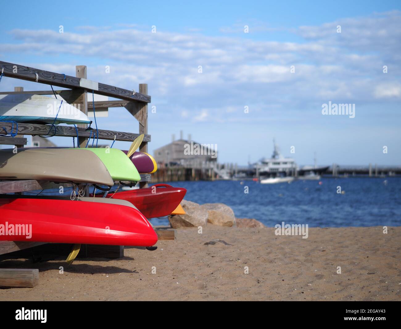 Bild von Kajaks, die am Strand gelagert wurden. Stockfoto