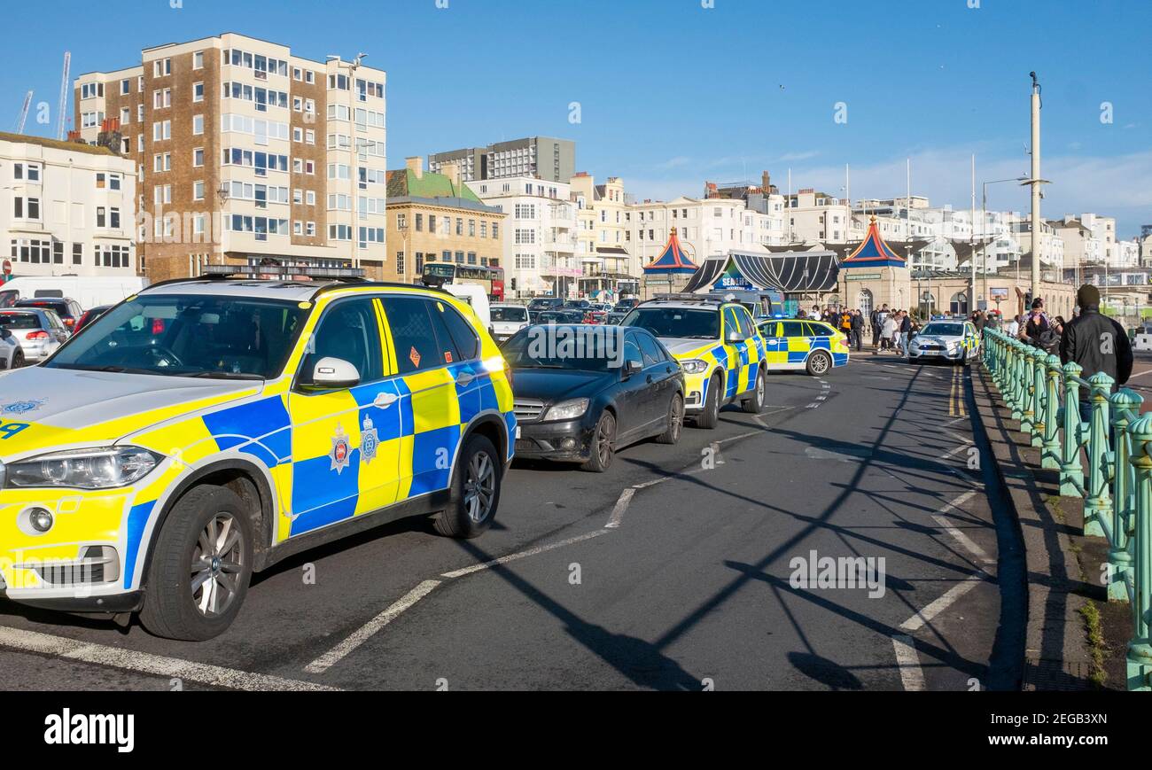 Brighton UK 18th February 2021 - Polizeibeamte schließen Brighton Strandpromenade, nachdem sie über ein Auto gezogen haben, das einen starken Verkehrsstau in der Stadt verursacht. Zwei Männer wurden verhaftet, nachdem das Auto unregelmäßig durch Sussex gefahren worden war, bevor es vom Brighton Palace Pier gestoppt wurde : Credit Simon Dack / Alamy Live News Stockfoto