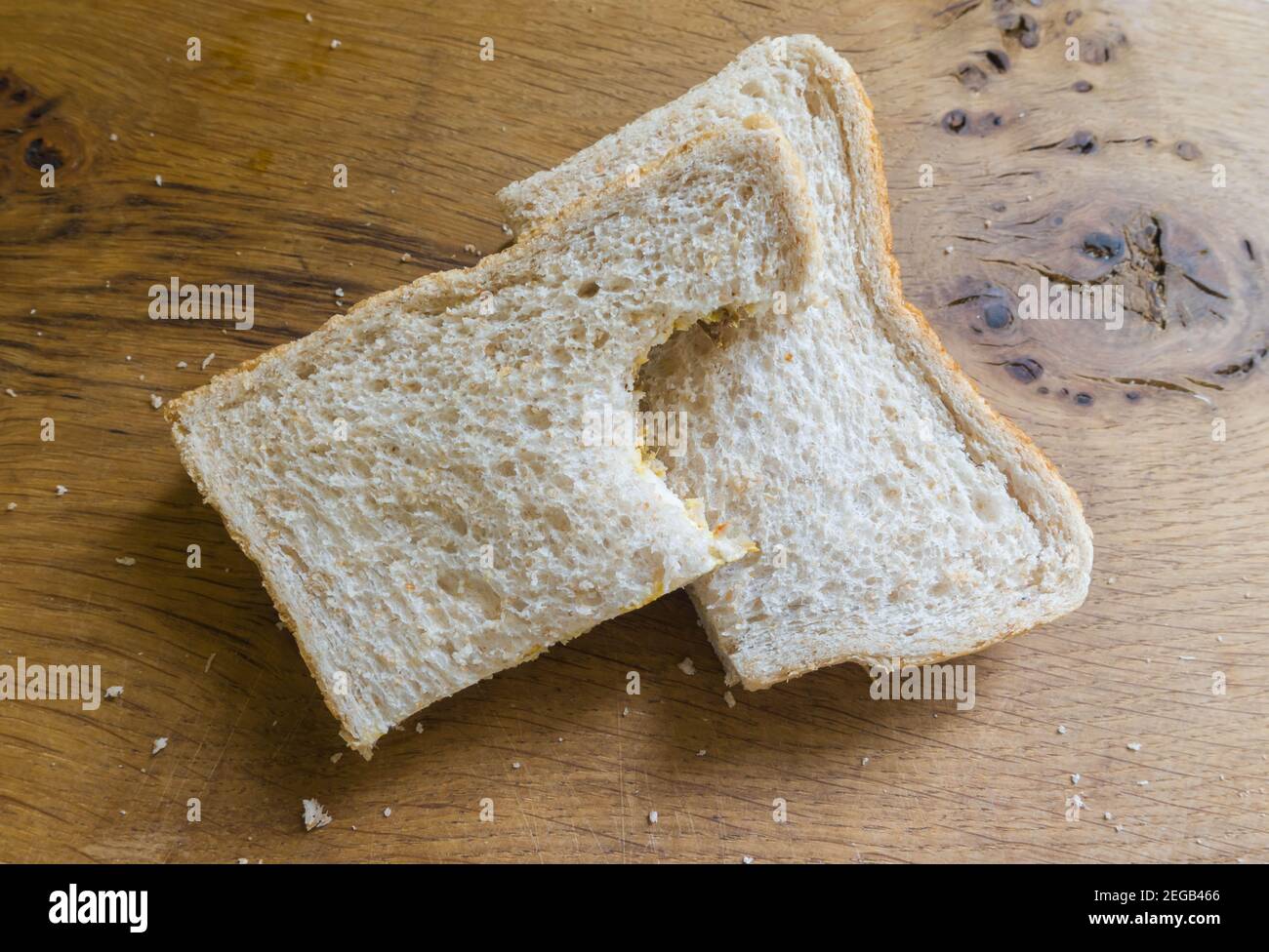 Braunes Brot-Sandwich mit einem Bissen davon genommen, Februar 2021. Stockfoto