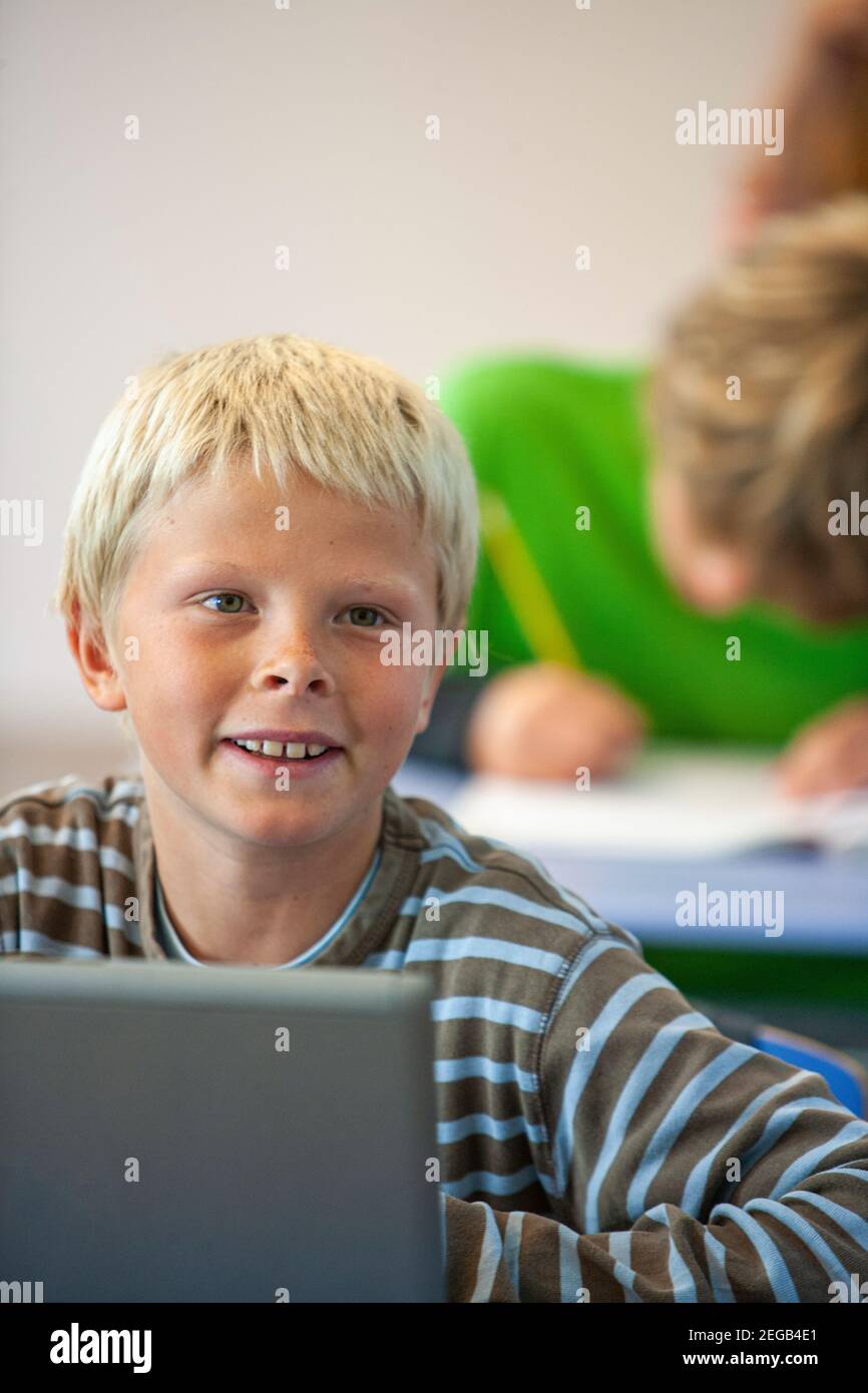 Kleiner Junge in einem Klassenzimmer Stockfoto