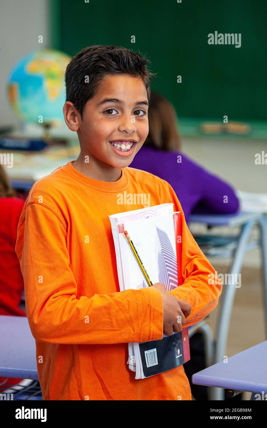 Glücklicher junger Junge in einer Schule Klassenzimmer Stockfoto