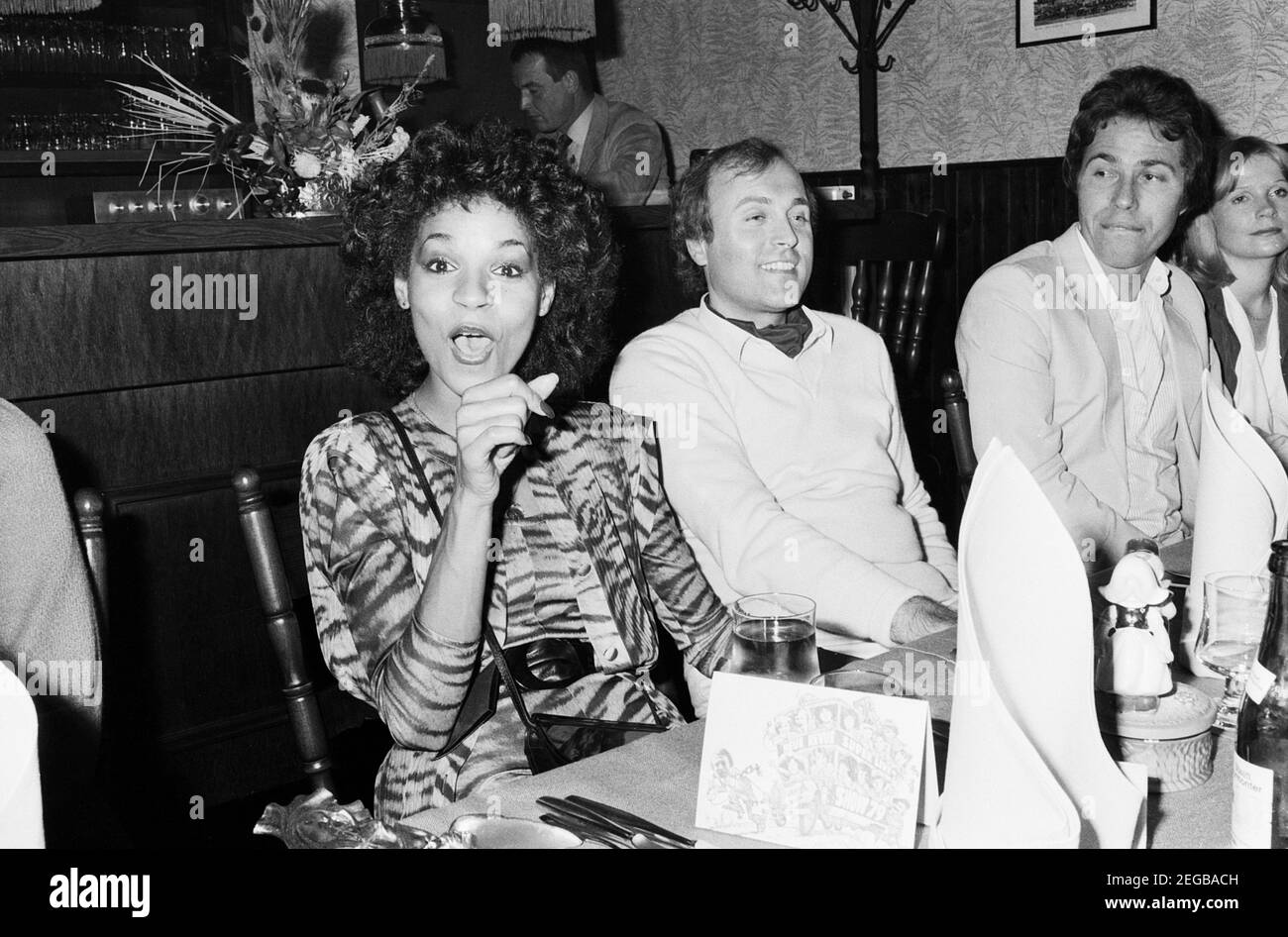 Schlager-, Disco- und Popsängerin Ramona Wulf bein einem Abendessen zur Neuen Revue Super Live Show, Deutschland 1979. Schlager, Disco- und Popsängerin Ramona Wulf bei einer Abendveranstaltung, Deutschland 1979. Stockfoto