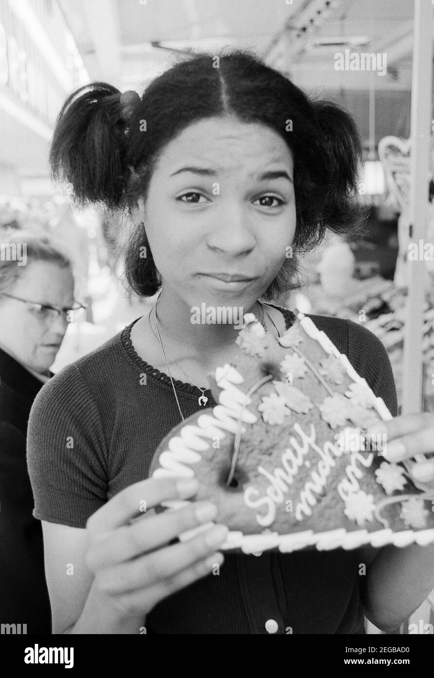 Porträt der deutschen Schlager- Disco- und Popsängerin Ramona Wulf während sie an einem Lebenskuchenherz abbeißt, Deutschland ca. 1972. Portrait der deutschen Pop-, Disco- und Popsängerin Ramona Wulf mit Lebkuchenherz, Deutschland ca. 1972. Stockfoto