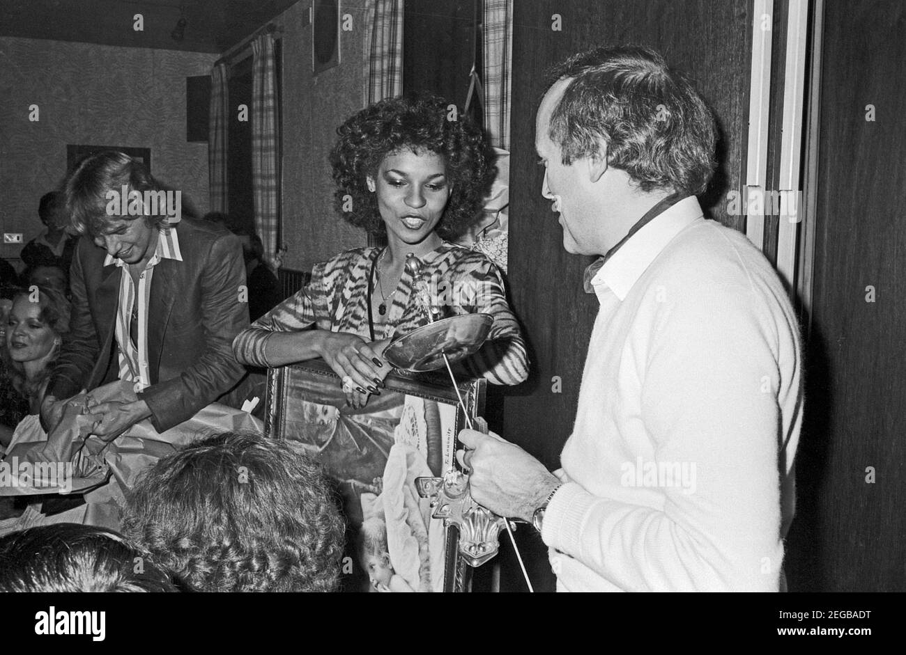 Schlager-, Disco- und Popsängerin Ramona Wulf bein einem Abendessen zur Neuen Revue Super Live Show, Deutschland 1979. Schlager, Disco- und Popsängerin Ramona Wulf bei einer Abendveranstaltung, Deutschland 1979. Stockfoto