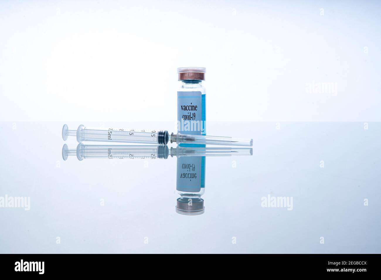 Injizierbare Impfstoff und Spritze. Prävention, Immunisierung und Behandlung von Corona-Virus-Infektion Stockfoto