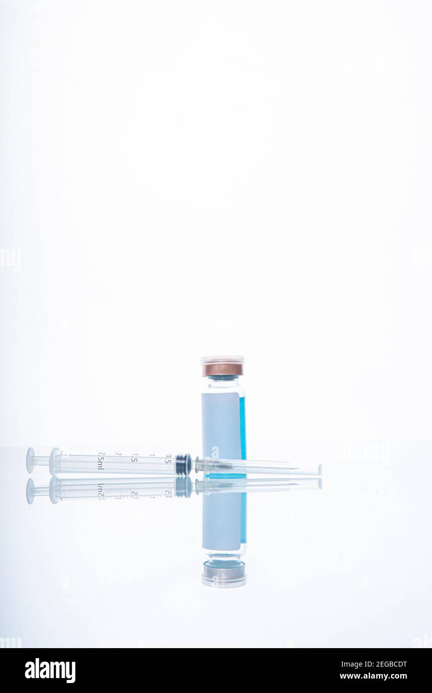 Injizierbare Impfstoff und Spritze. Prävention, Immunisierung und Behandlung von Corona-Virus-Infektion. Vertikales Bild Stockfoto