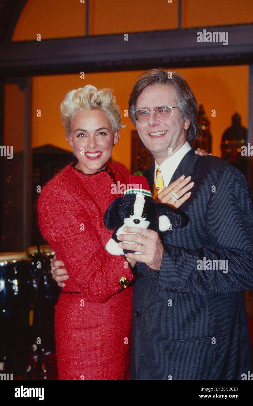 Harald-Schmidt-Show, Unterhaltungs-Stalkshow, Deutschland 1995 - 2003, Gaststar: Schauspielerin Brigitte Nielsen mit Harald Schmidt und Stofftier Stockfoto