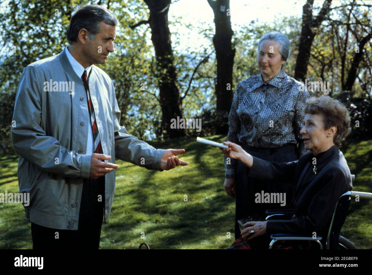 RÜCKFAHRT IN DEN Tod, ZDF Fernsehfilm, 1986, Szene: Frau Borell übergibt Paul wichtige Informationen über seine verstorbene Frau, PETER BONGARTZ als Paul, KOMPARSIN, WILMA GRATZKE als Frau Borell. RÜCKFAHRT IN DEN Tod, ZDF-Fernsehfilm, 1986, Szene: PETER BONGARTZ als Paul Kranz, Extra, WILMA GRATZKE als Frau Borell Stockfoto