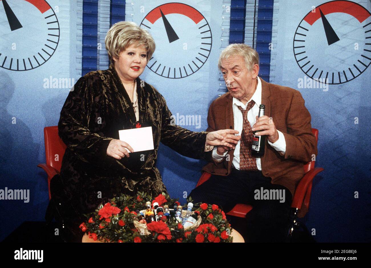 Hallervordens Spott-Light, politische Kabarett-Sendung, ARD, 1994, Skizze: Im roten Bereich, Franziska Troegner und Dieter Hallervorden. Hallervordens Spott-Light, ARD TV, politisches Kabarett-Programm, 1994, Skizze: Im roten Bereich, Franziska Troegner und Dieter Hallervorden. Stockfoto