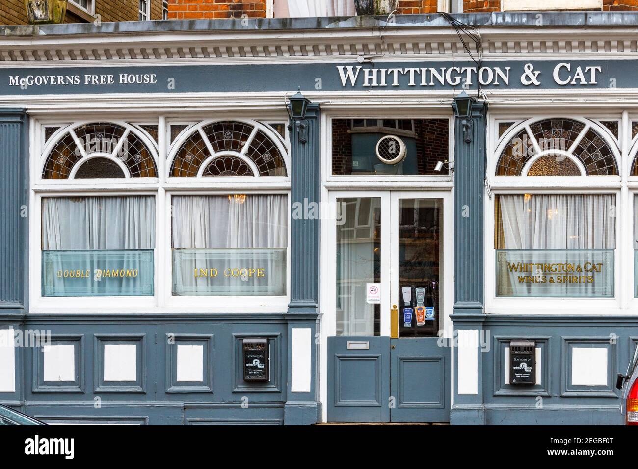 The Whittington and Cat, ein traditionelles und beliebtes Pub auf Highgate Hill in Islington, das seitdem als Geschäftsgebäude in London, Großbritannien, sanierte Stockfoto