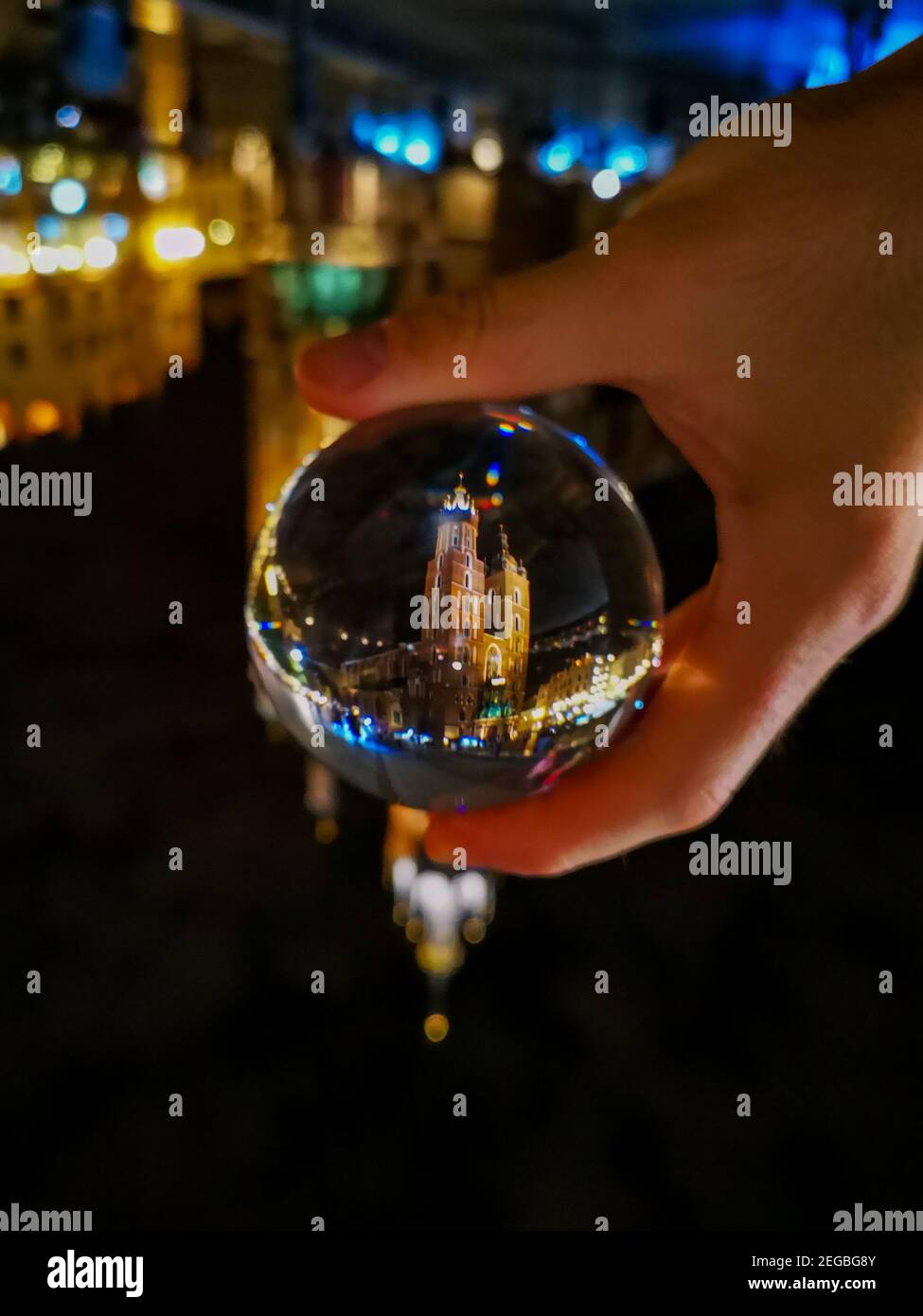 Krakau Juli 24 2019 St. Mary's Basilica spiegelt sich in Kristall Glaskugel Stockfoto