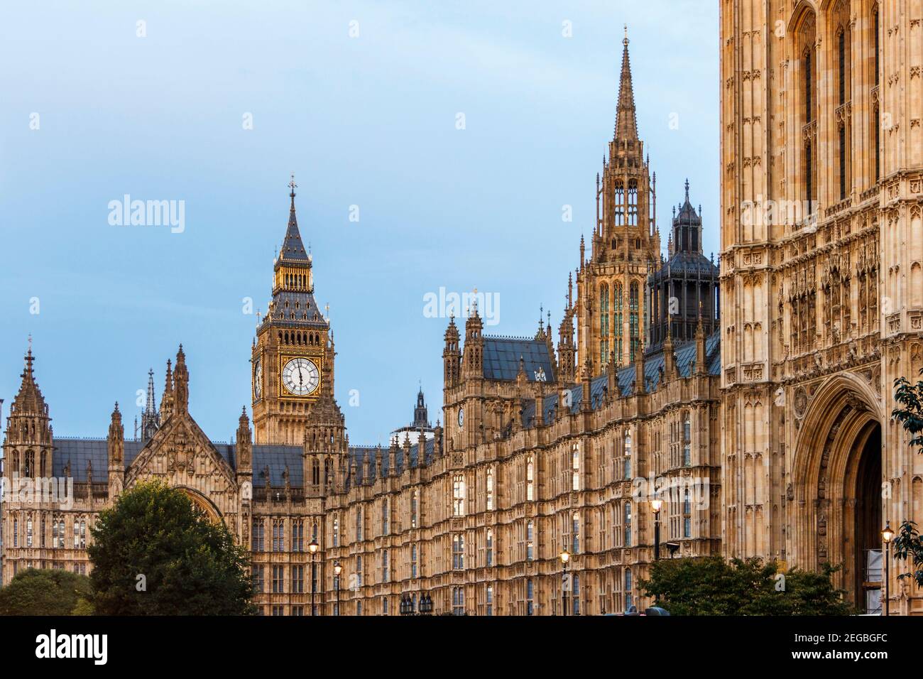 Der Palast von Westminster (Houses of Parliament) an einem Herbstabend, der Uhrenturm von Big Ben im Hintergrund, London, Großbritannien Stockfoto