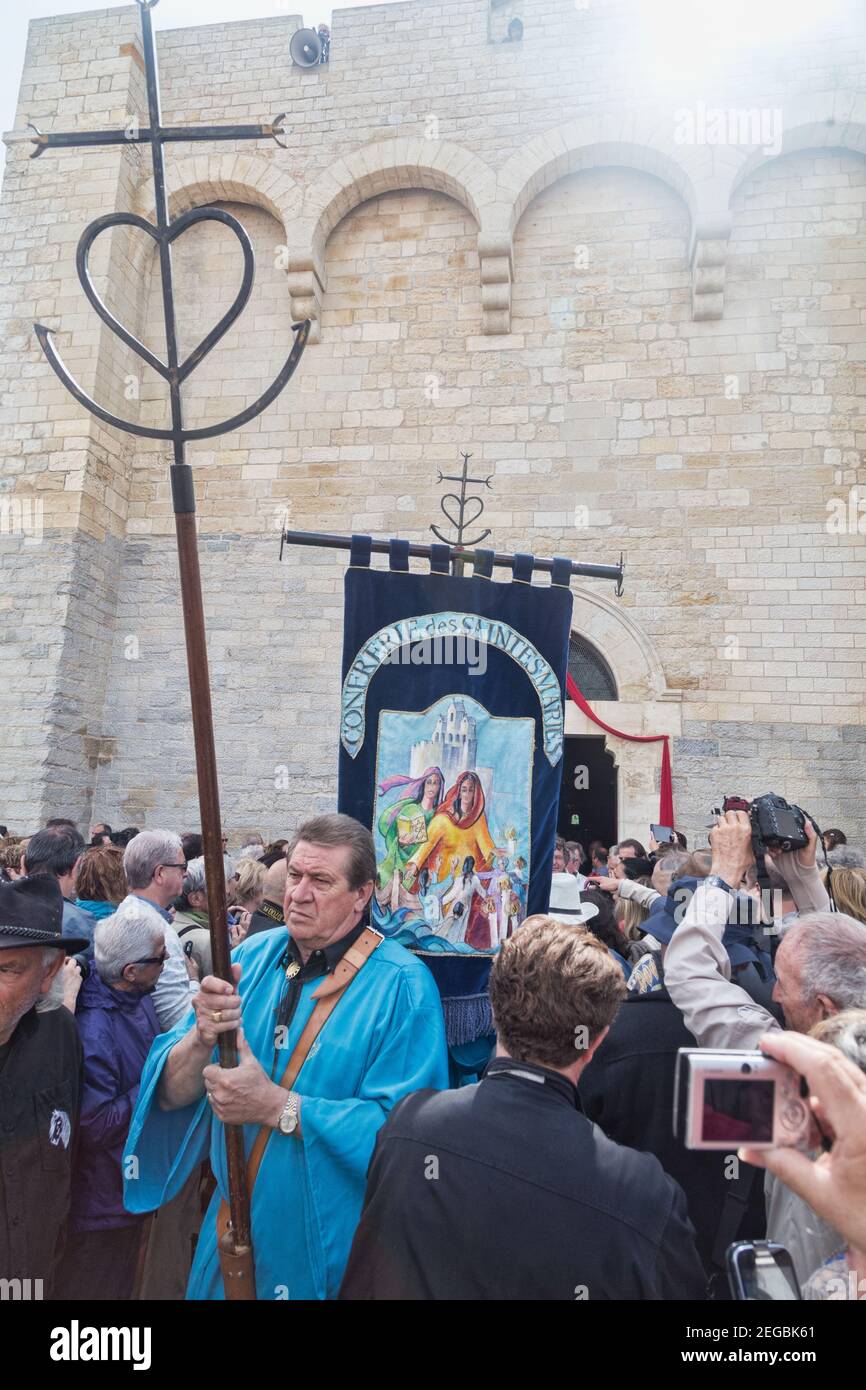 Frankreich Geistliche Mitglieder beginnen die Prozession France Saintes Maries De Vor der Kirche von Saintes Marie de warten die Pilger von La Mer La Mer Stockfoto