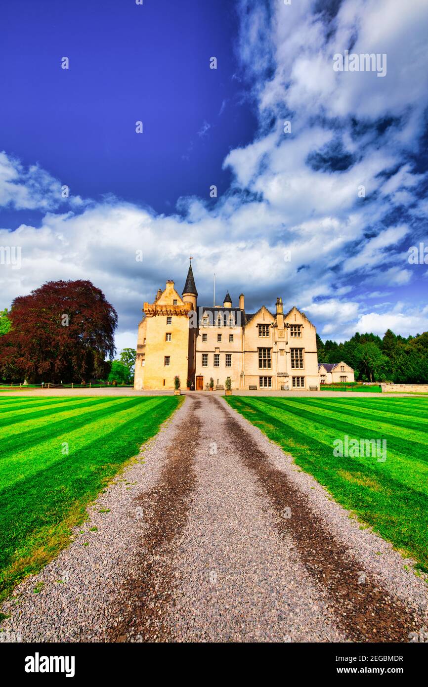 Rosafarbene, turretete Brodie Castle, Stammsitz des Brodie Clans seit über 400 Jahren, Forres, Moray, Highland, Schottland. Stockfoto