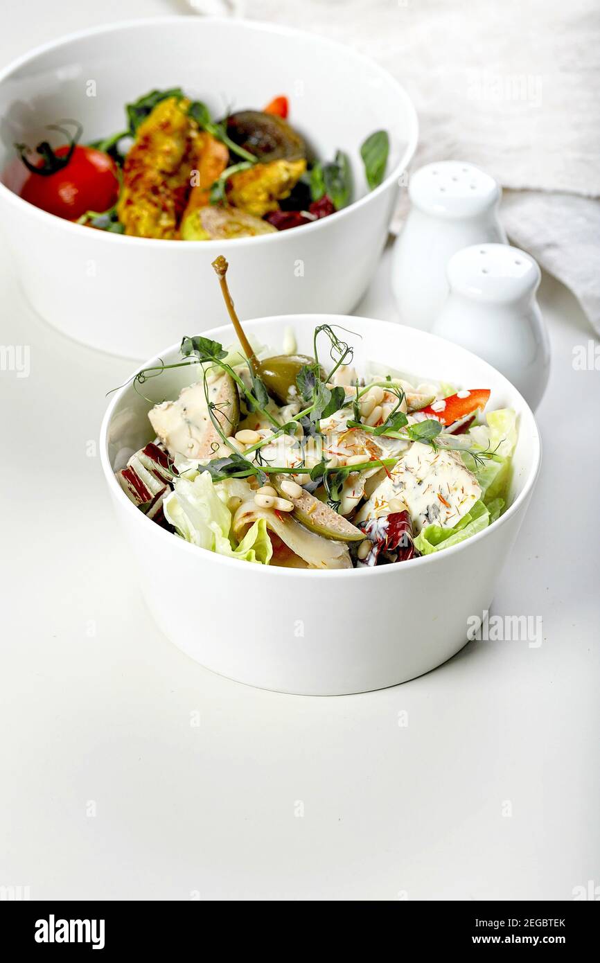 Vertikale Aufnahme: Keto oder mediterrane Ernährung. Gerichte mit frischem Gemüse, Käse, Olivenöl, Fisch, putenfleisch. Bio-Lebensmittel. Gesund und lecker Superfo Stockfoto
