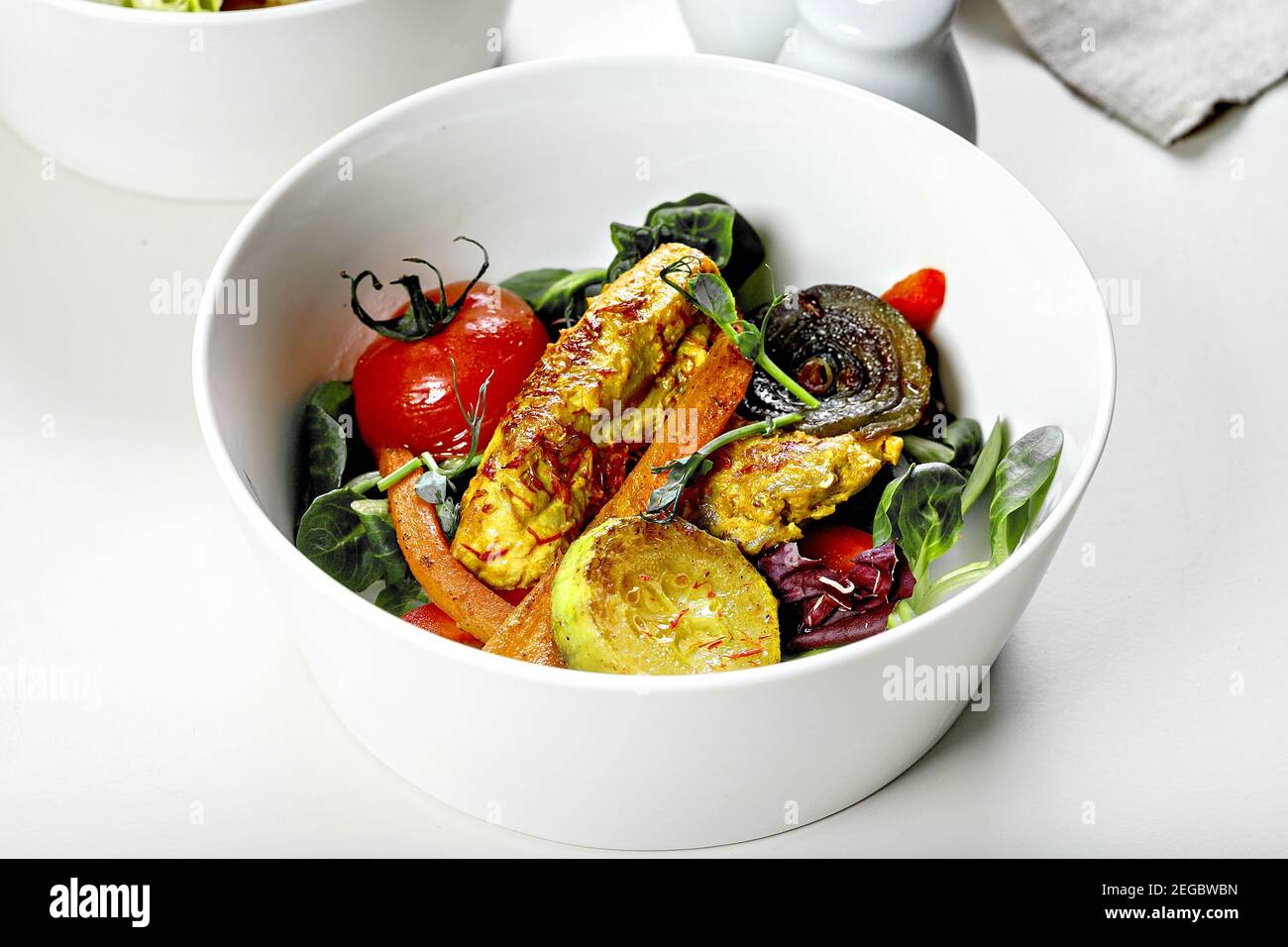 Nahaufnahme putenfilet gebacken mit gegrilltem Gemüse und Safran. Diät Fleisch. Köstliche und gesunde Rezepte für einen gesunden Lebensstil. Mediterrane Ernährung Stockfoto