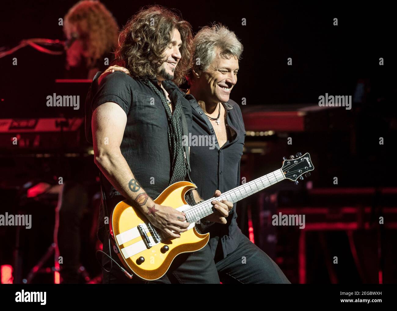 Richie Sambora und Jon Bon Jovi spielen live auf der Bühne, als Bon Jovi Songs von ihrem neuen Album 'This House is Not for Sale' im Londoner Palladium, London, präsentieren. Foto Datum: Montag 10th Oktober 2016. Bildnachweis sollte lauten: DavidJensen Stockfoto