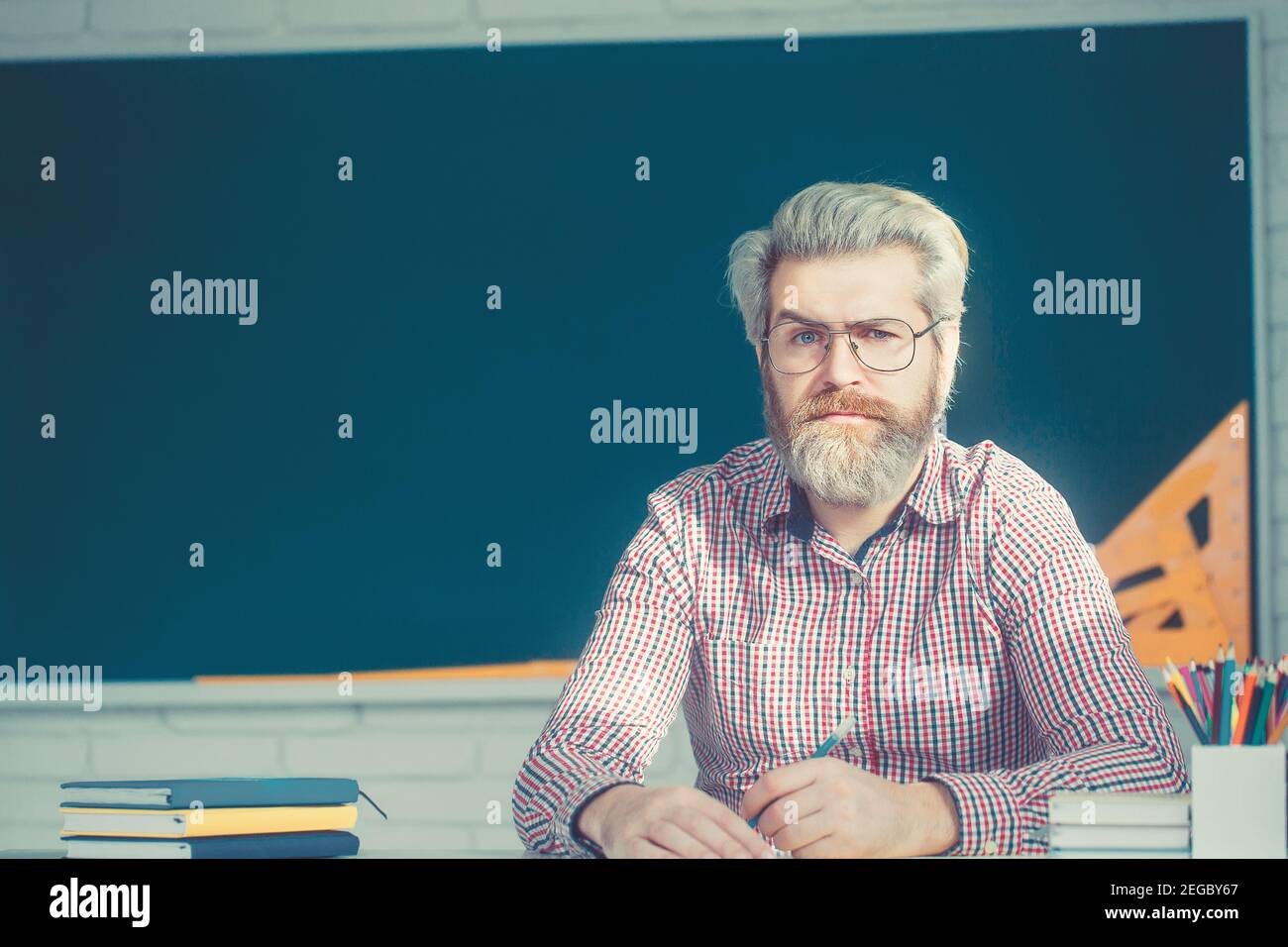 Porträt des selbstbewussten kaukasischen männlichen Lehrer im Klassenzimmer. Stockfoto