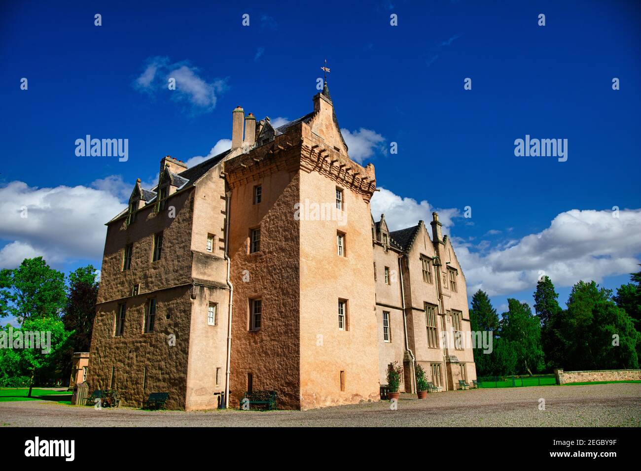 Rosafarbene, turretete Brodie Castle, Stammsitz des Brodie Clans seit über 400 Jahren, Forres, Moray, Highland, Schottland. Stockfoto